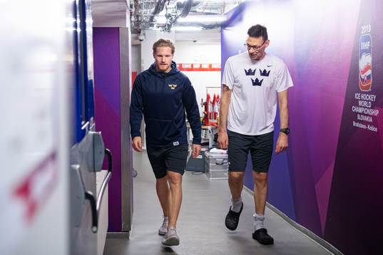 Gabriel Landeskog and assistant coach Peter Popovic of