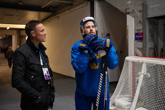 Roger Rönnberg, SVT, talks to Elias Lindholm of Sweden at