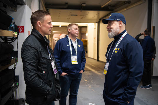 Roger Rönnberg, SVT, talks to head coach Rikard Grönborg