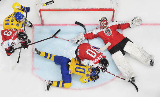 Elias Pettersson of Sweden against Alexander Pallestrang