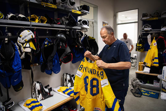 Equipment manager Anders Weiderstål of Sweden holds the