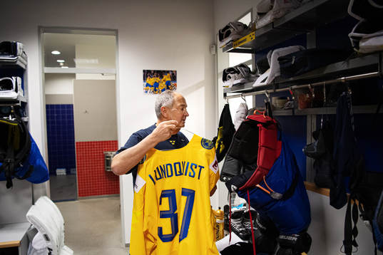 Equipment manager Anders Weiderstål of Sweden holds the