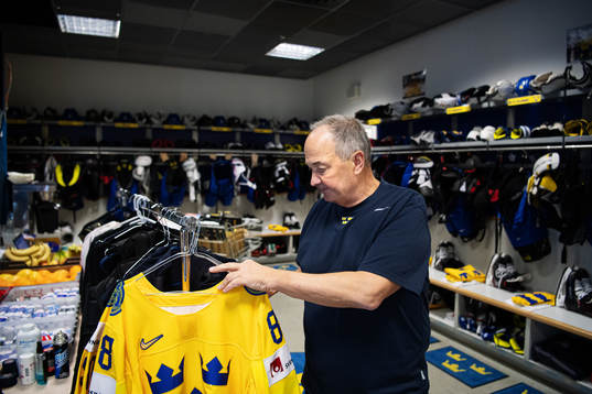 Equipment manager Anders Weiderstål of Sweden in the team