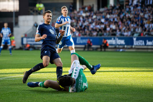 IFK Göteborgs målvakt Giannis Anestis räddar framför