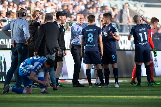 Malmö FFs tränare Uwe Rösler talar med spelarna