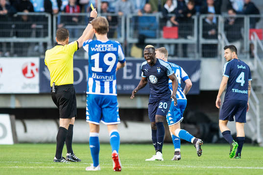 Malmö FFs reagerar när han tilldelas ett gult kort av