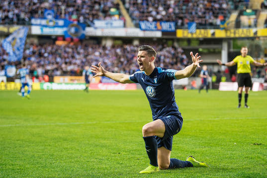 Malmö FFs Marcus Antonsson reagerar mot domaren och vill