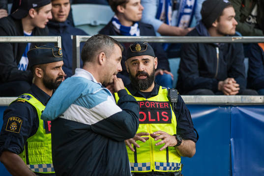 Malmö FFs SLO Pierre Nordberg pratar med polisen