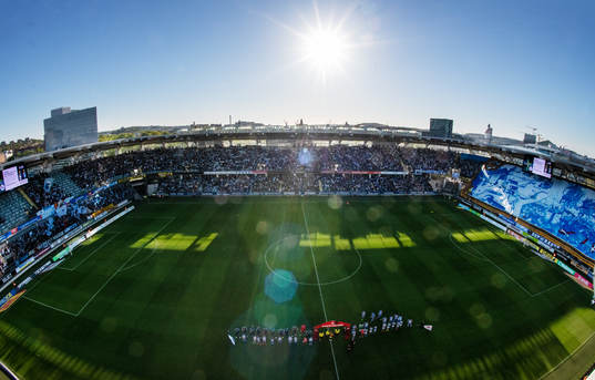 Översiktsbild över Gamla Ullevi med ett tifo från IFK