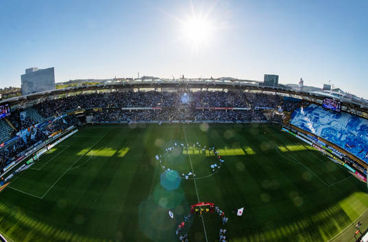 Översiktsbild över Gamla Ullevi med ett tifo från IFK