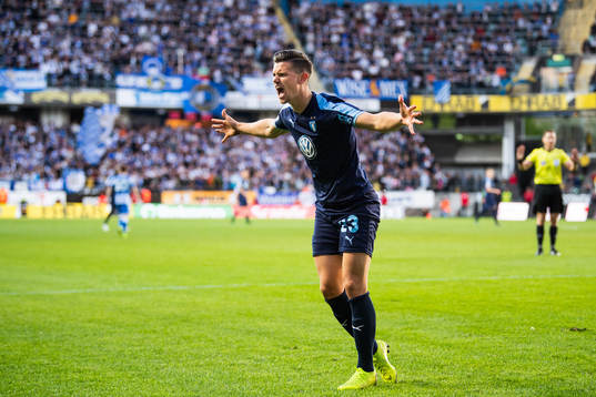 Malmö FFs Marcus Antonsson reagerar mot domaren