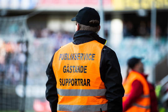Publikservice för gästande supportrar med orange väst