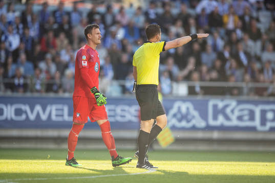 Malmö FFs målvakt Johan Dahlin ser hur Domare Stojan