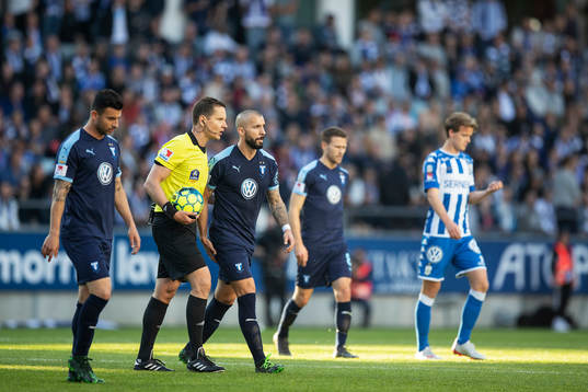 Malmö FFs Guillermo Molins ser hur domare Stojan Lukic