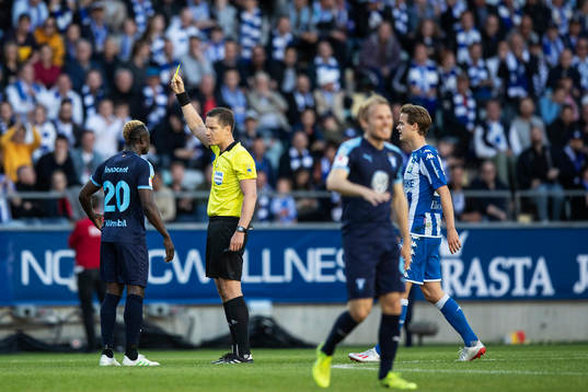 Malmö FFs Bonke Innocent tilldelas ett gult kort av domare