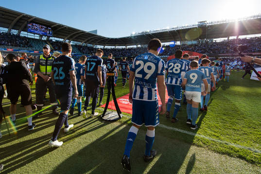 Lagen på väg ut för line up innan fotbollsmatchen i