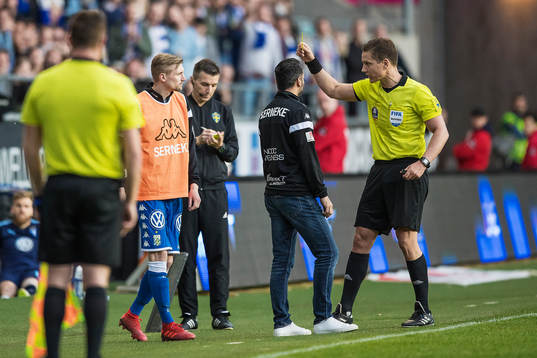 IFK Göteborgs Sebastian Eriksson får en varning från