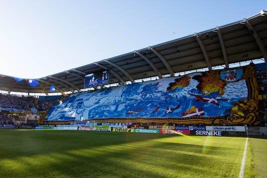 IFK Göteborgs klack med ett Tifo innan fotbollsmatchen i