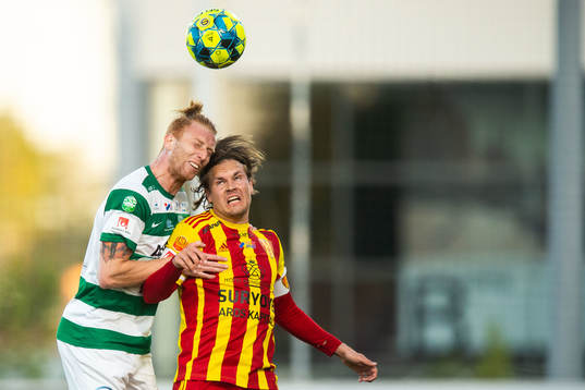 Västerås Calle Svensson och Syrianskas Sebastian Rajalakso