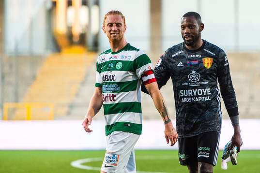 Västerås Calle Svensson och  Syrianskas målvakt Dwayne