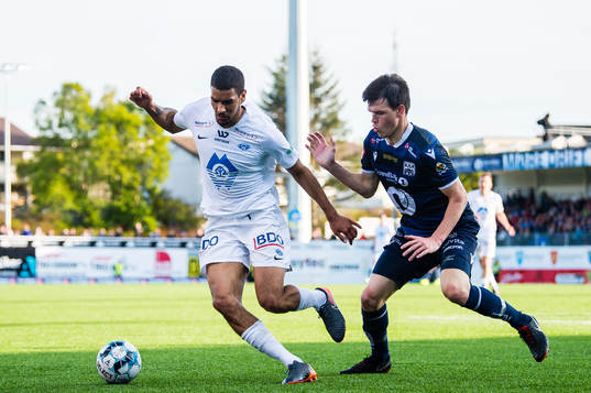 Ohikhuaeme Anthony Omoijuanfo of Molde and Bent Langåssve