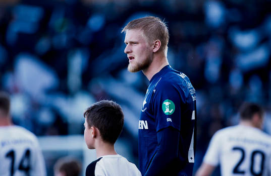 IFK Norrköpings Kalle Holmberg på väg ut till