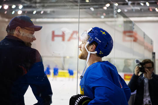 Assistant coach Peter Popovic and Gabriel Landeskog of