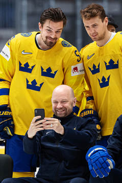Goalie coach Stefan Ladhe takes a selfie with Anton Lander