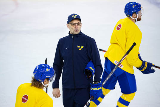Assistant coach Peter Popovic of Sweden at a practice