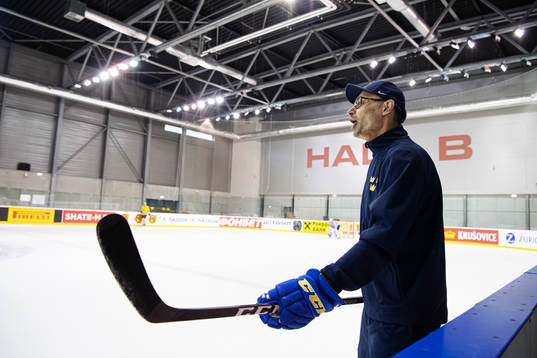 Assistant coach Peter Popovic of Sweden at a practice