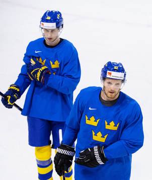 Elias Pettersson and Gabriel Landeskog of Sweden at a