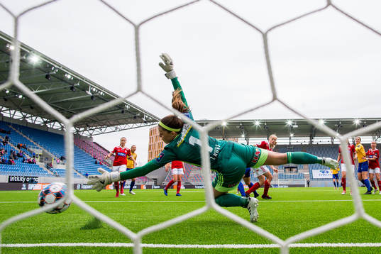 Goalkeeper Lene Lauve of Fart lets in 0-1