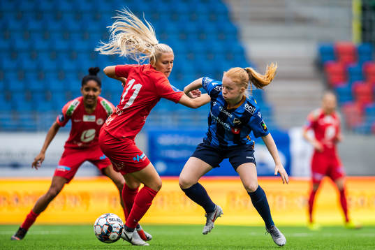Emilie Nautnes of Arna-Bjørnar and Thea Loennecken of