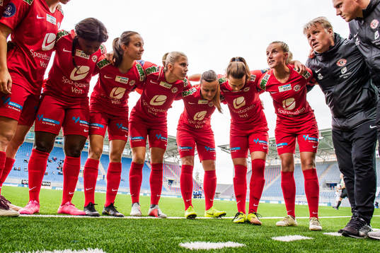 Helene Gloppen of Arna-Bjørnar with teammates