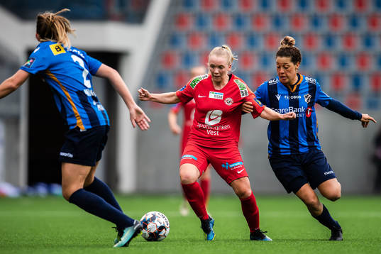 Andrine Mo of Arna-Bjørnar and Chinyelu Asher of Stabæk