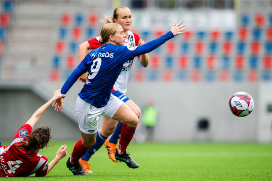 Selma Bacha of Lyon and Natasha Dowie of Vålerenga