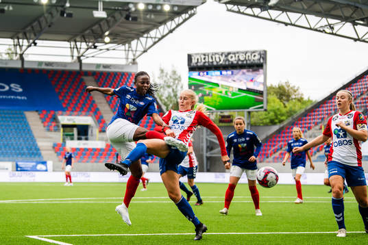 Ajara Njoya of Vålerenga and Iselin Olsen of Lyn