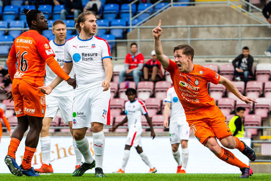 AFC Eskilstunas Gustav Jarl jublar