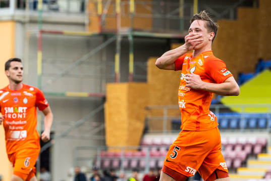 AFC Eskilstunas Gustav Jarl jublar