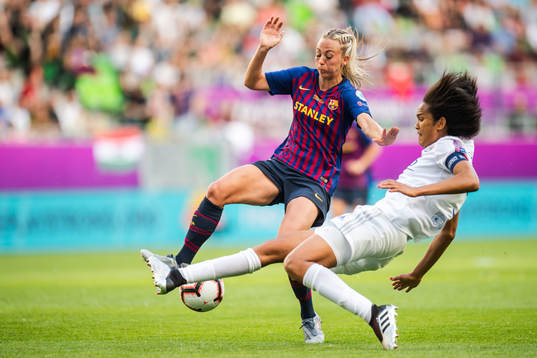 Toni Duggan of Barcelona and Wendie Renard of Lyon