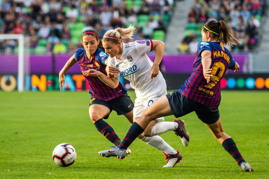 Aitana and Mariona of Barcelona agains Eugénie Le Sommer