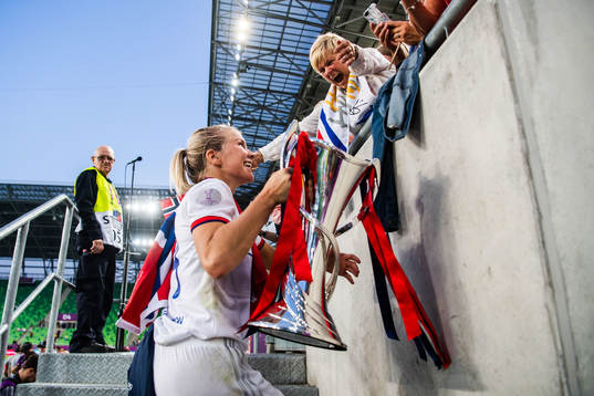 Ada Hegerberg of Lyon celebrates with her mother Gerd