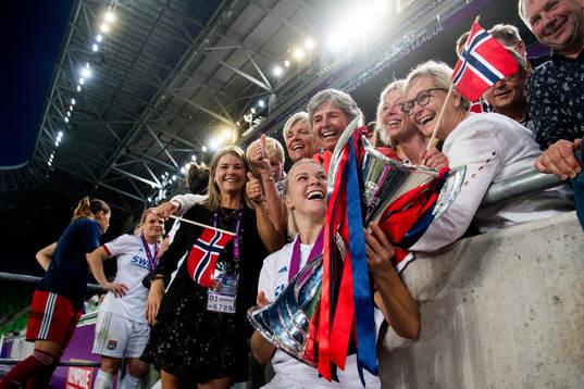 Ada Hegerberg of Lyon celebrates with her sister Andrine