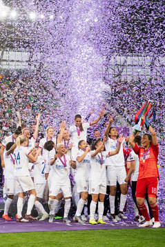 The players of Lyon celebrate