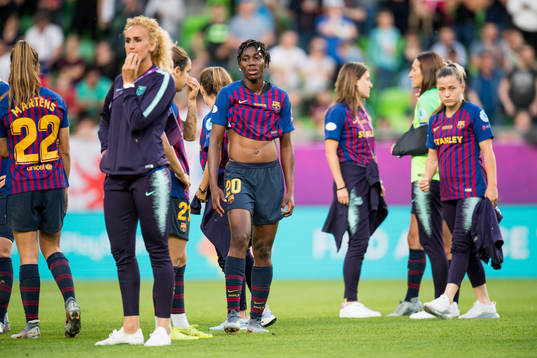 Asisat Oshoala and the players of Barcelona look dejected