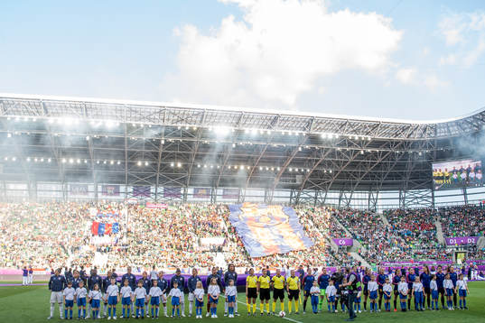 The players line up