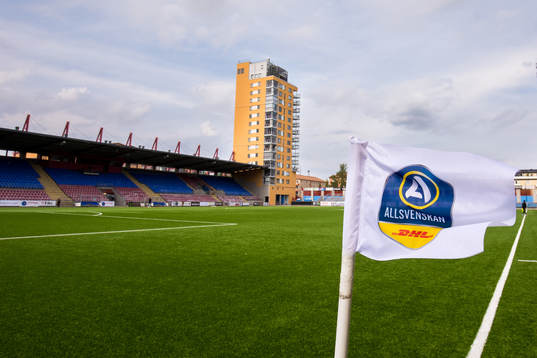 En hörnflagga med Allsvenskans logotyp på Tunavallen