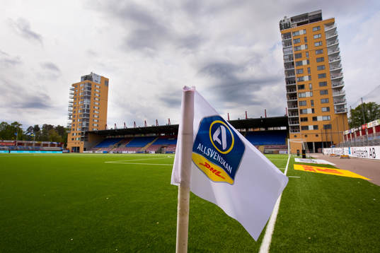 En hörnflagga med Allsvenskans logotyp på Tunavallen