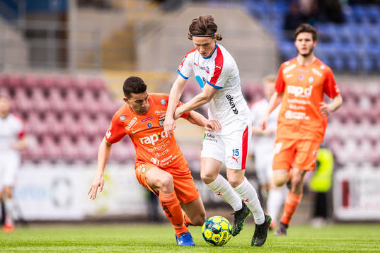 AFC Eskilstunas Adnan Kojic och Helsingborgs Max Svensson