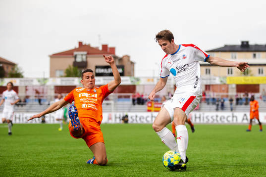 AFC Eskilstunas Adnan Kojic och Helsingborgs  Adam Eriksson